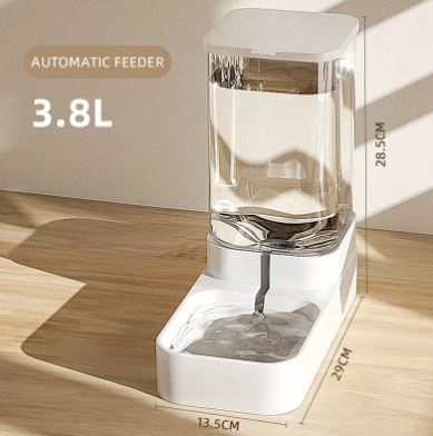 Automatic pet feeder with water dispenser on a wooden floor, showing capacity and dimensions.